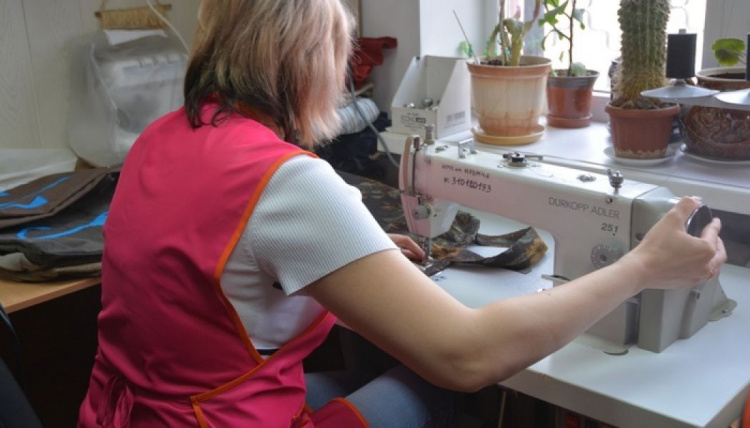 В Мариуполе волонтеры шьют экосумки с уникальным дизайном (ФОТО)