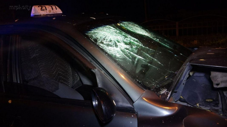 В Мариуполе таксист влетел в припаркованный автомобиль: есть пострадавшие (ФОТО)