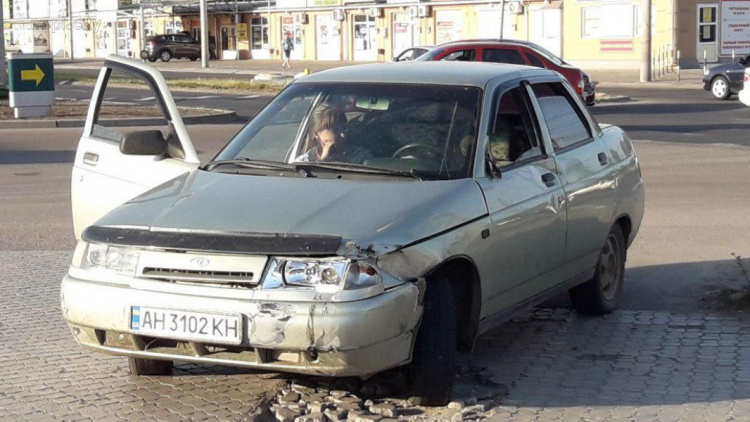В Мариуполе грузовик врезался в автомобиль с детьми (ФОТО)