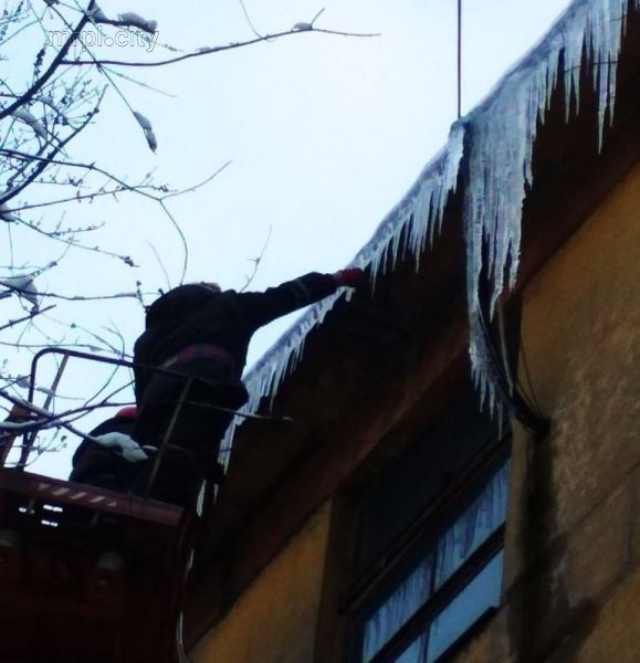 Жителей Мариуполя спасали от ледяной «бомбардировки» (ФОТО)