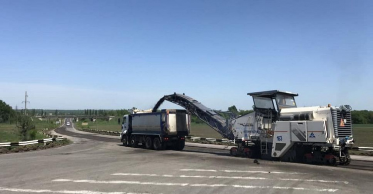 В Запорожской области начался ремонт единственной трассы в Мариуполь (ФОТО)