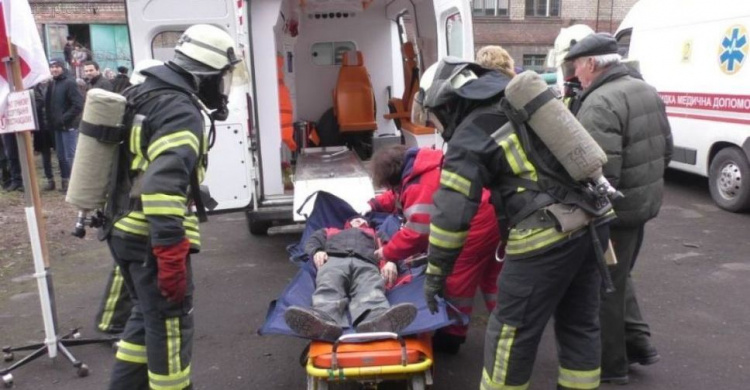 В Мариуполе пожарные и «скорая помощь» эвакуируют «пострадавших» из СК «Ильичевец»
