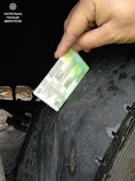 Патрульные в Мариуполе регулярно выявляют маршрутки с изношенными шинами (ФОТО)