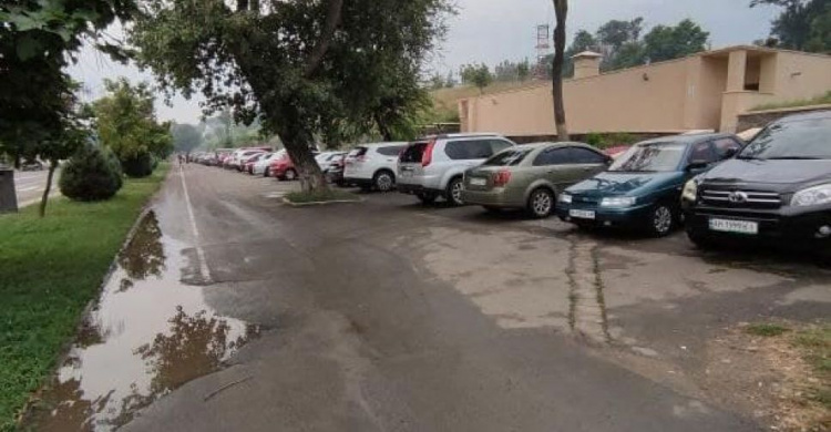 Автомобили загромождают тротуар возле моря в Мариуполе