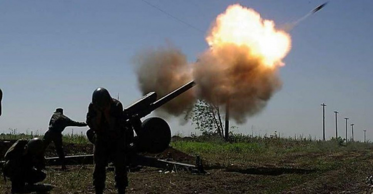 Боевики на Донбассе применили артиллерию и обстреляли жилой поселок