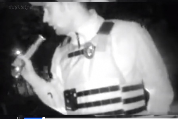 Мариуполец устроил таран и показал полицейским на камеру, как пить водку (ВИДЕО)