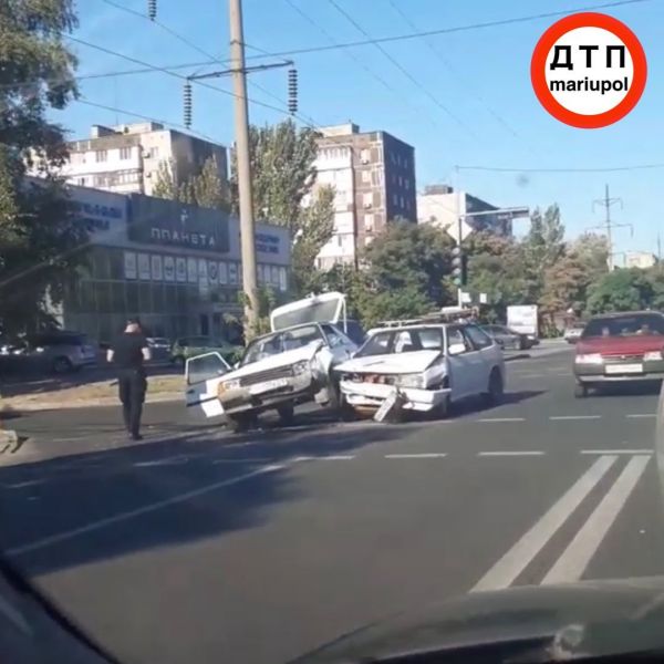 В Мариуполе две легковушки не поделили перекресток