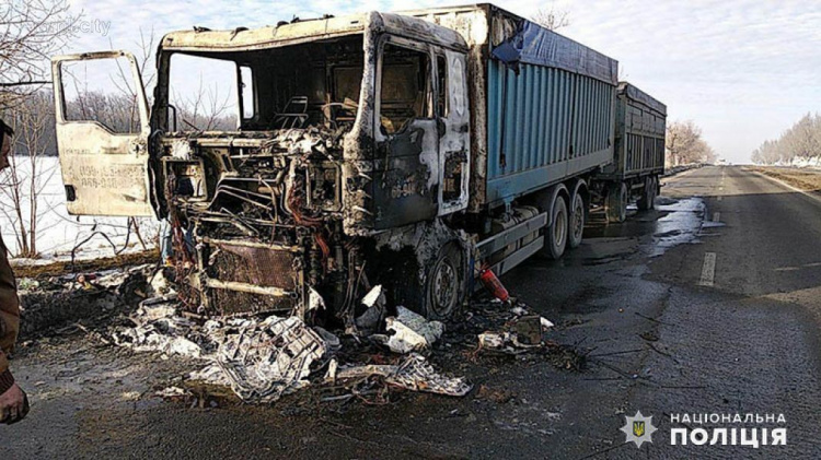 На трассе между Волновахой и Мариуполем загорелся грузовик с зерном (ФОТО)