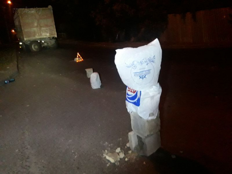 Место поломки автомобиля в Мариуполе оградили пакетами и шлакоблоком (ФОТОФАКТ)