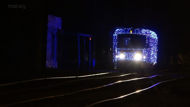«Рогатый» и сверкающий: мариупольский транспорт преобразился к праздникам (ФОТОФАКТ)