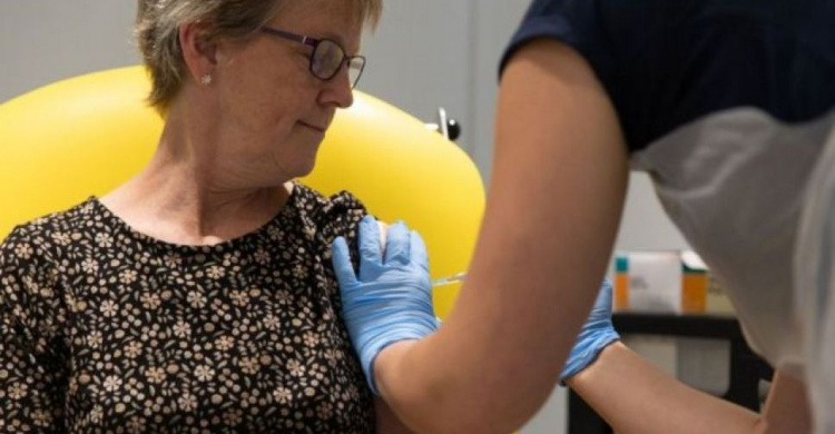 Оксфордская вакцина против коронавируса дает положительные результаты - ВВС