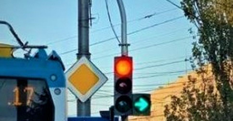 На оживленном перекрестке в Мариуполе установили дополнительный указатель