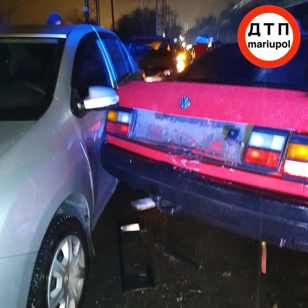В Мариуполе - два «пьяных» ДТП: один «Volkswagen» протаранил три авто, другой – врезался в бордюр