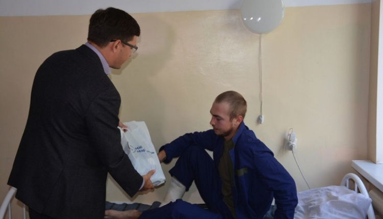Раненые бойцы в День защитника Украины получили поздравления от мэра Мариуполя (ФОТО)