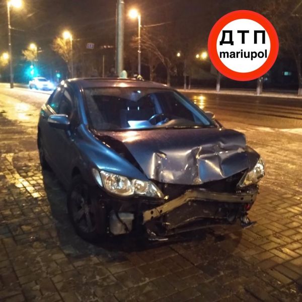 В Мариуполе один водитель въехал в стоящий автомобиль, а другой – в забор