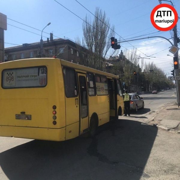 В Мариуполе автобус врезался в иномарку (ФОТО)