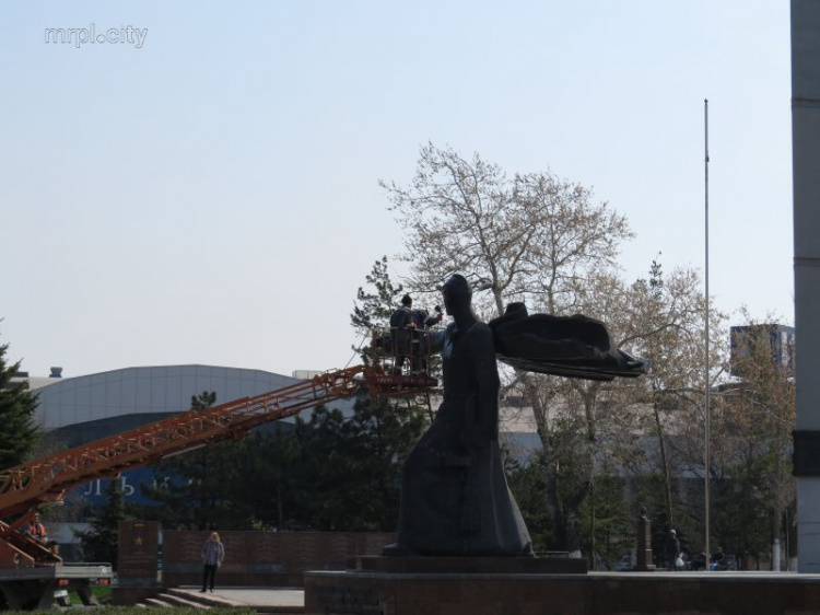 В Мариуполе проходят высотные работы у памятника Воину-освободителю (ФОТО+ВИДЕО)