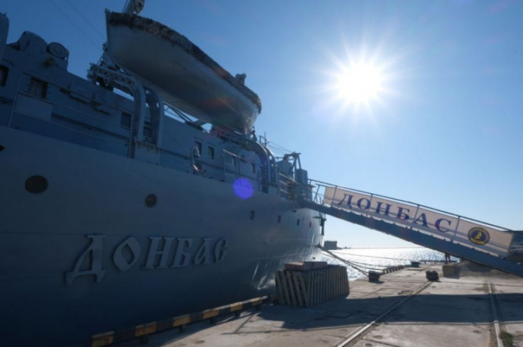 В Мариуполе подняли сине-желтый флаг на выведенном из Крыма корабле