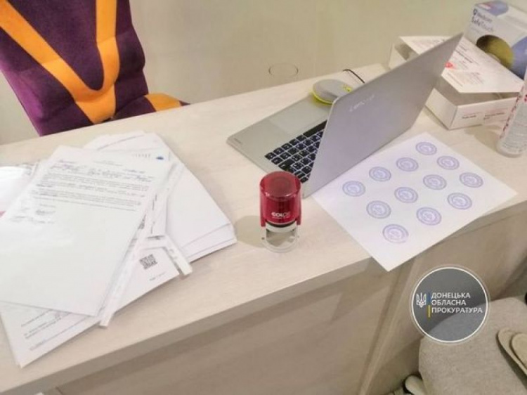 Жительница Донетчины подделывала результаты платных ПЦР-тестов без ведома клиентов