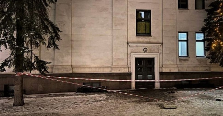 В Мариуполе мужчина разбился насмерть, упав с крыши драмтеатра