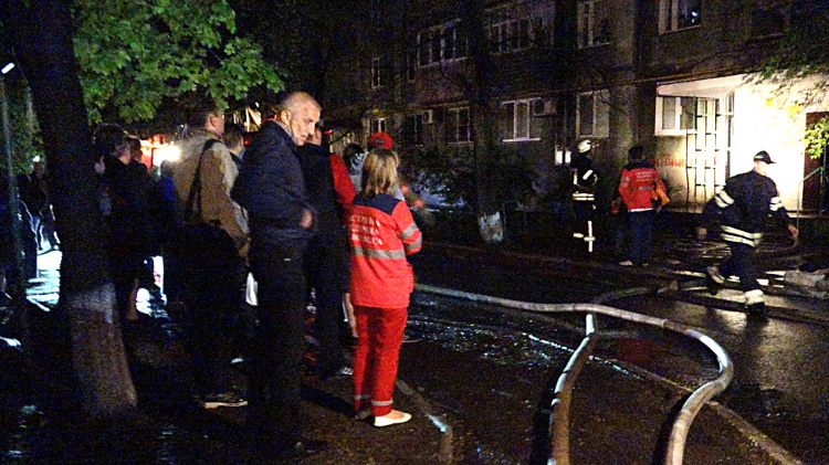 При пожаре в центре Мариуполе погибла пенсионерка, ее муж попал в больницу (ФОТО)