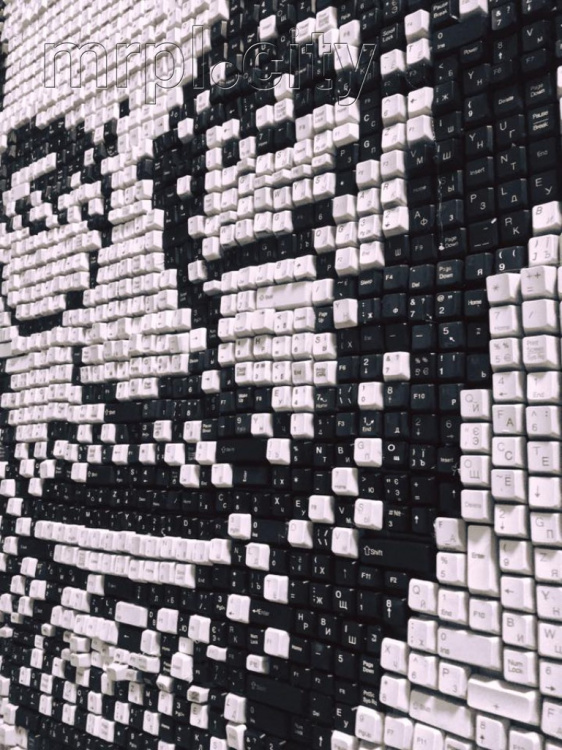 Компания Аpple выразила восторг портретом Стива Джобса, созданным в Мариуполе из клавиатур