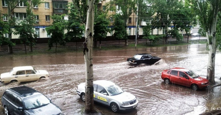 В Мариуполе ливень затопил дороги
