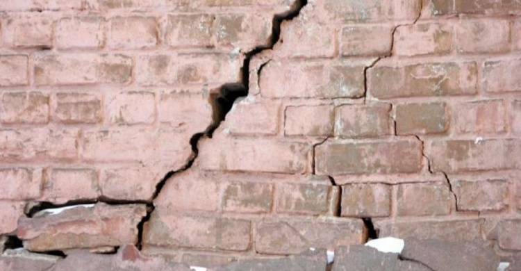 Вид на Мариуполь сквозь трещины: о судьбе одного аварийного дома