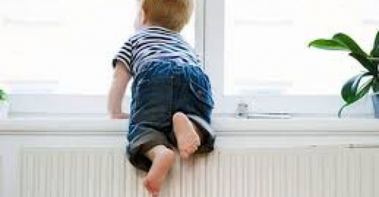 В Мариуполе трехлетний малыш выпал из окна
