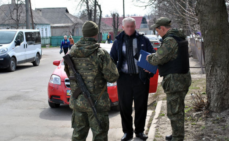Полицейские усилили отработку населенных пунктов под Мариуполем (ФОТО)