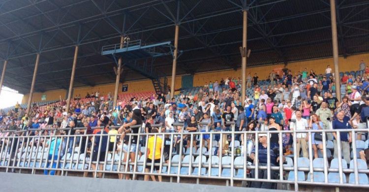 В Мариуполе на стадионе собралось свыше 6 тысяч болельщиков