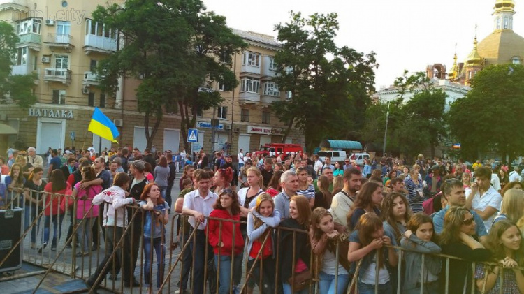 В Мариуполе концерт в честь освобождения города проходит без электричества, но с пением гимна (ФОТО + ВИДЕО)