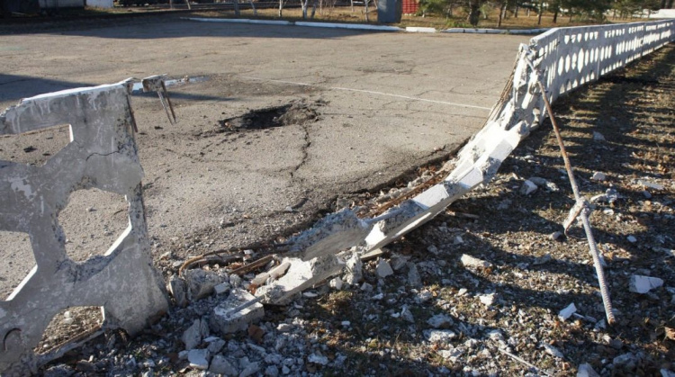 На Донбассе боевики обстреляли жилой дом, железнодорожные пути и здания