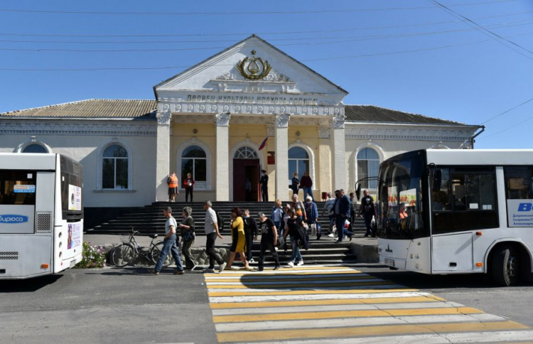 В левой руке – сникерс, в правой – бюллетень: жителей оккупированного Донбасса возят на выборы в Госдуму РФ