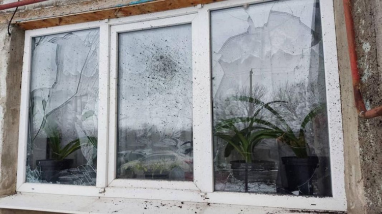 Жильцам попавшего под обстрел дома под Мариуполем выделили матпомощь