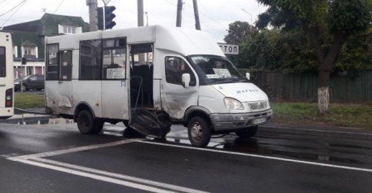 В Мариуполе легковушка влетела в автобус: есть пострадавшие (ФОТОФАКТ)