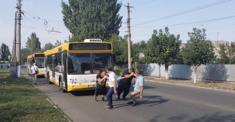 Вместо гирь - автобусы: в Мариуполе стронгмены серьезно готовятся к соревнованиям (ВИДЕО)