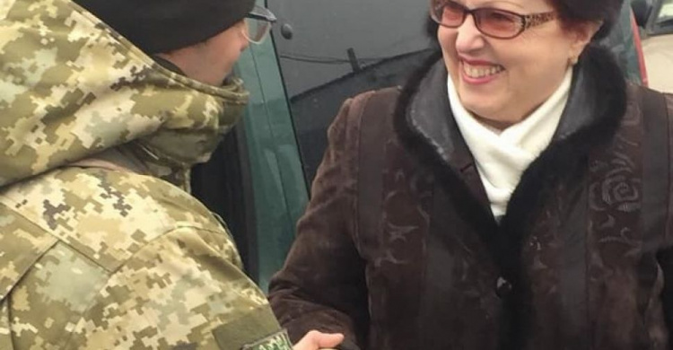 На КПВВ в Донецкой области женщин встретили поздравлениями (ФОТО)