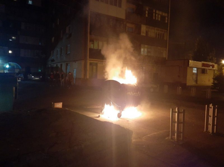 В Мариуполе сгорел еще один евроконтейнер: его тушили пять человек (ФОТО)