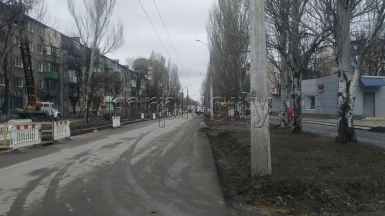 В центре Мариуполя меняют сотни метров водовода. Как проходят работы?