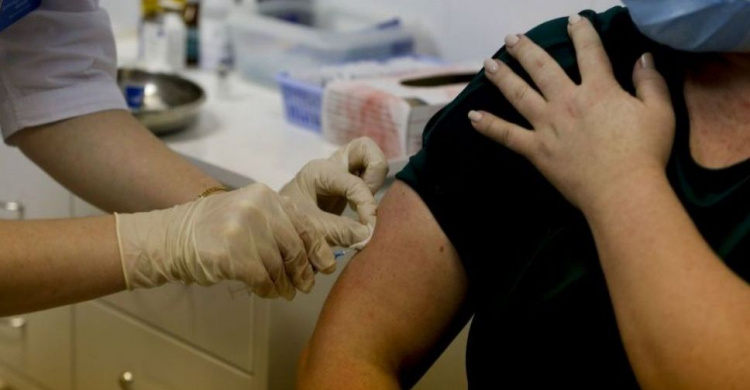 Чтобы украинцы поверили в безопасность вакцины от COVID-19, президент сделает прививку одним из первых
