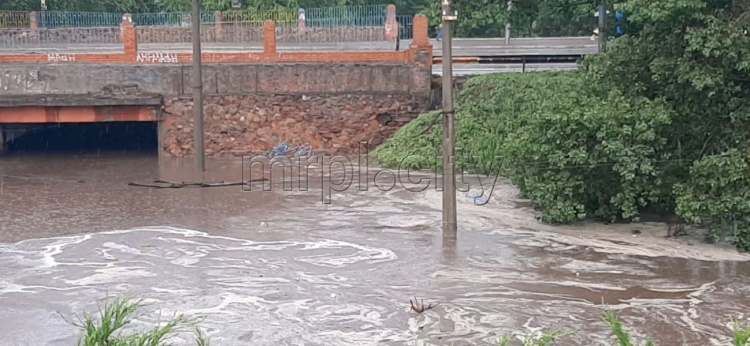 В Мариуполе дождевой водой почти полностью затопило тоннель под мостом