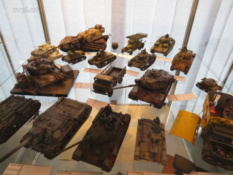 В Мариуполе увидели карликовую английскую диверсионную подлодку X-Craft и танки Ленина (ФОТОФАКТ)