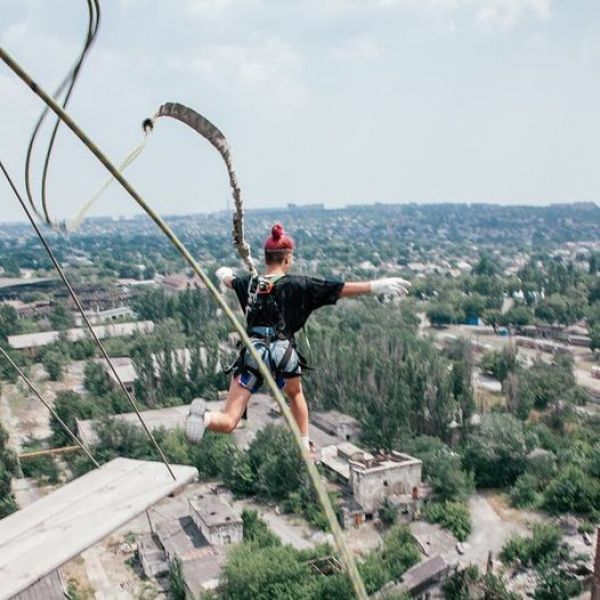 Пощекотать нервы: мариупольцы прыгают с 65-метровой трубы «в неизвестность»