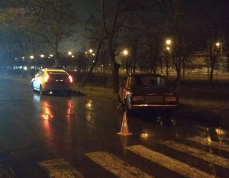 Субботним вечером на переходе в Мариуполе сбили пешехода (ФОТО)