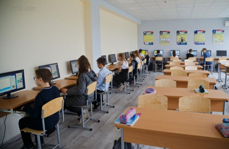 В мариупольской школе появился компьютерный класс стоимостью 700 тысяч гривен (ФОТО)