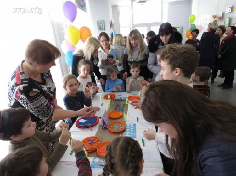 Воспитанники детского дома Мариуполя показали, чему учит детство (ФОТО+ВИДЕО)