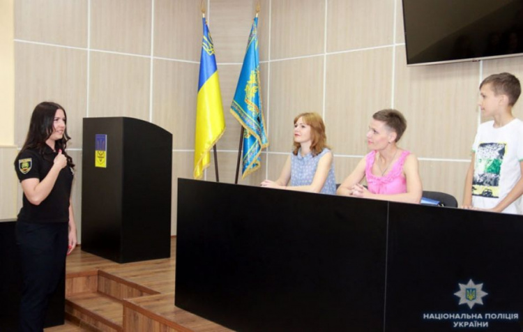 Мариупольские полицейские первыми в Украине освоили язык жестов (ФОТО+ВИДЕО)