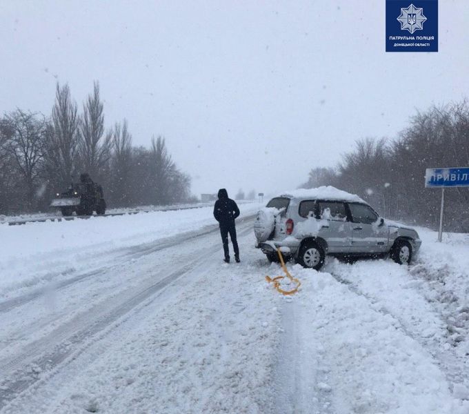 На дорогах Донецкой области из снега застрявшие машины вызволяет морская пехота (ФОТО)