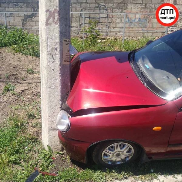 В Мариуполе девушка-водитель врезалась в столб (ФОТО)